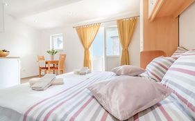 Studio Apartmani Dora