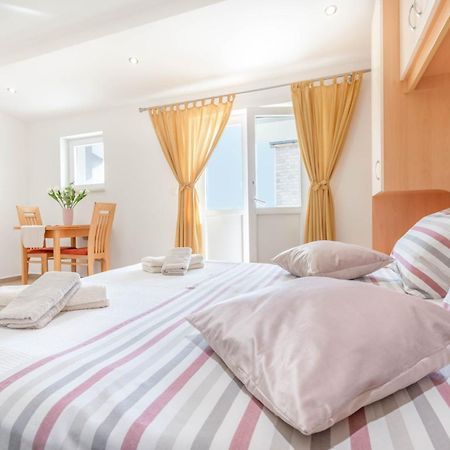 Studio Apartmani Dora Макарська Екстер'єр фото
