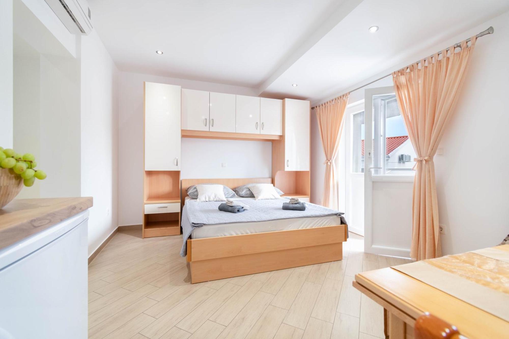Studio Apartmani Dora Макарська Екстер'єр фото
