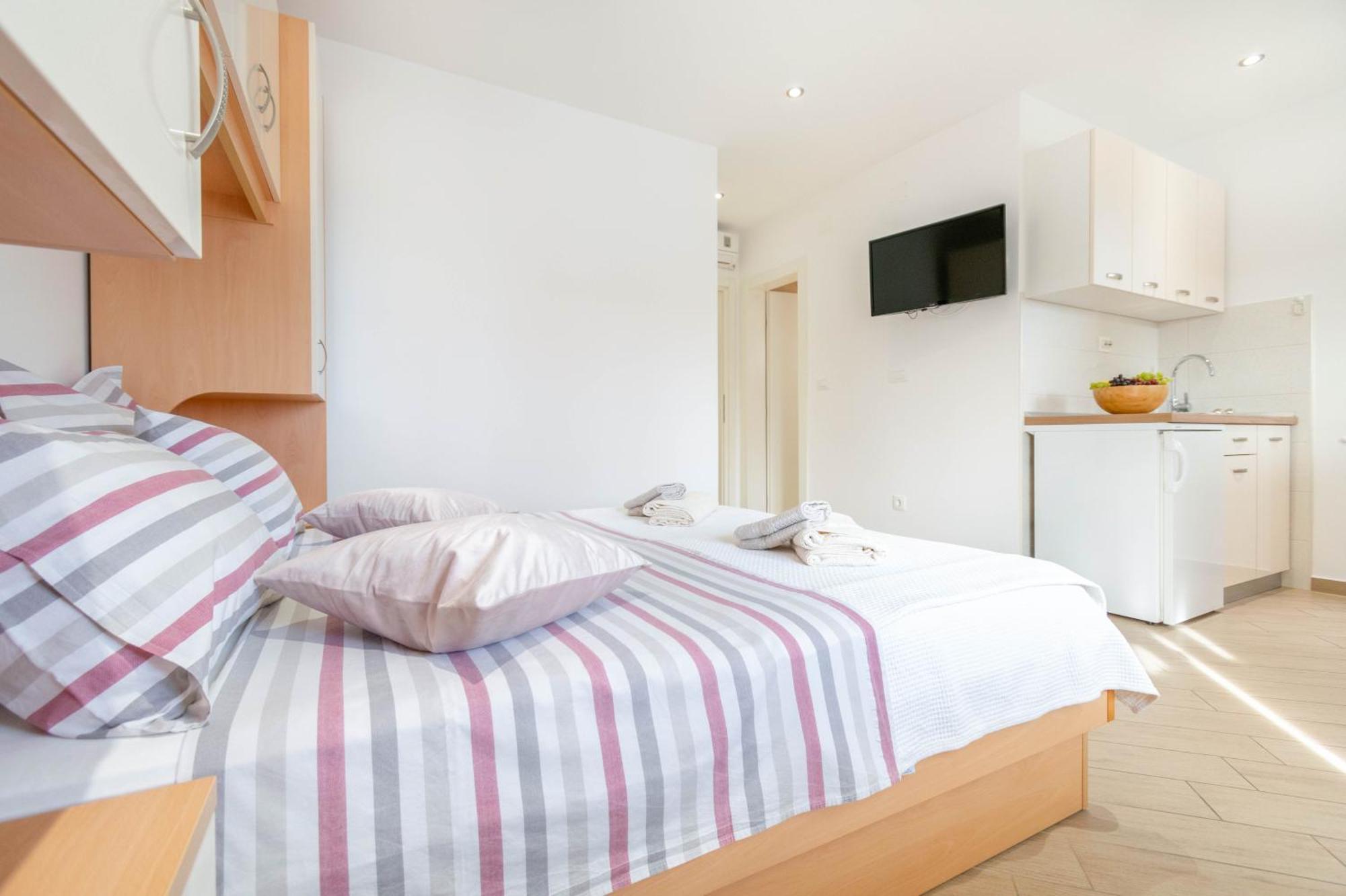 Studio Apartmani Dora Макарська Екстер'єр фото