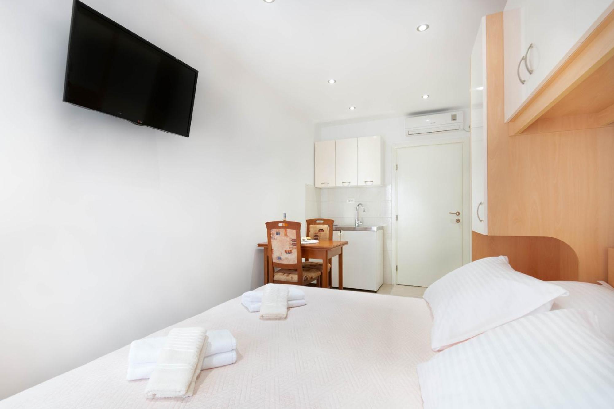 Studio Apartmani Dora Макарська Екстер'єр фото