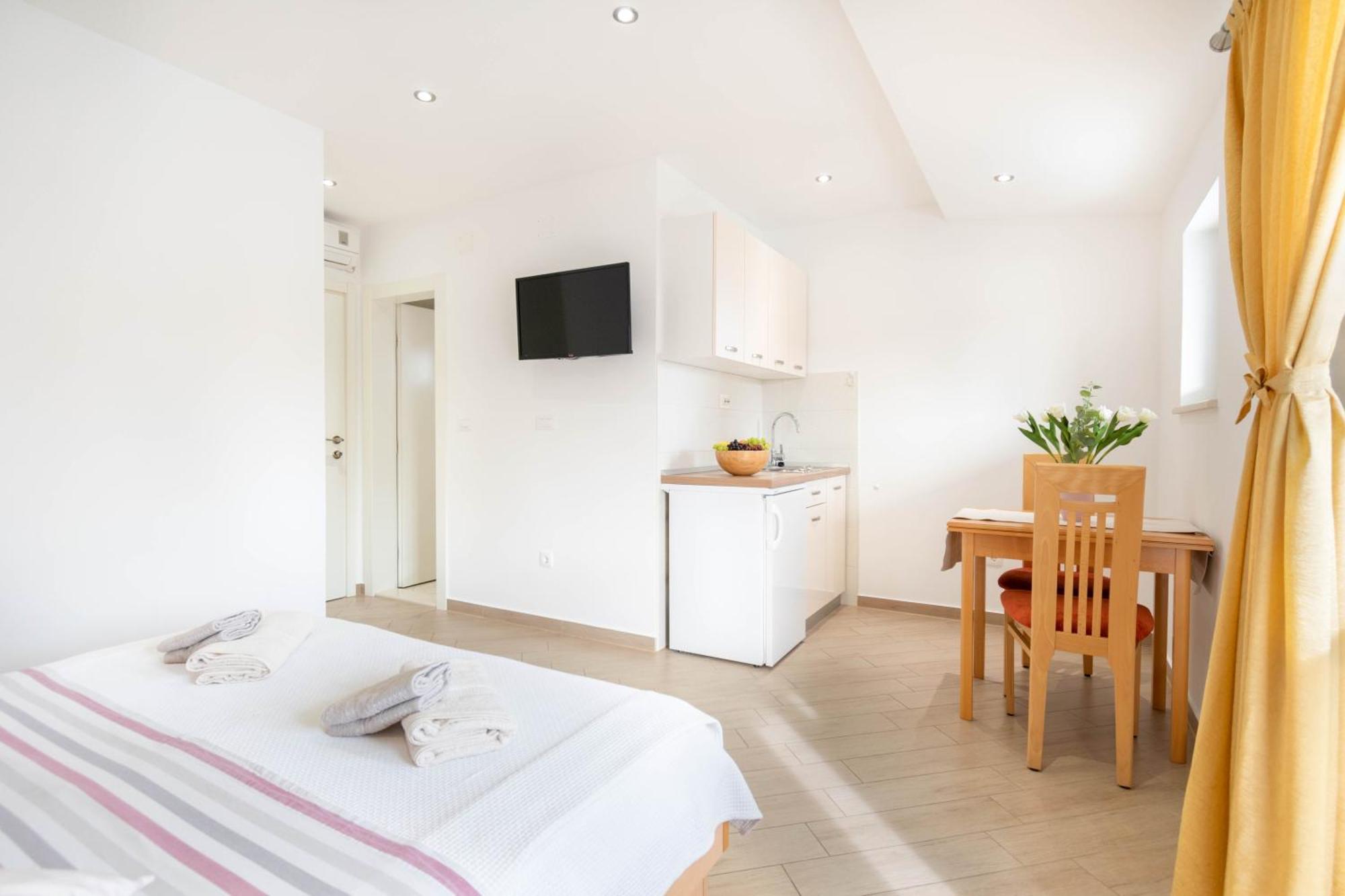 Studio Apartmani Dora Макарська Екстер'єр фото