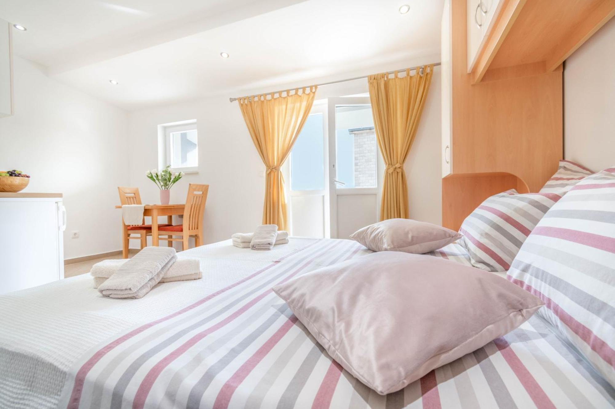 Studio Apartmani Dora Макарська Екстер'єр фото