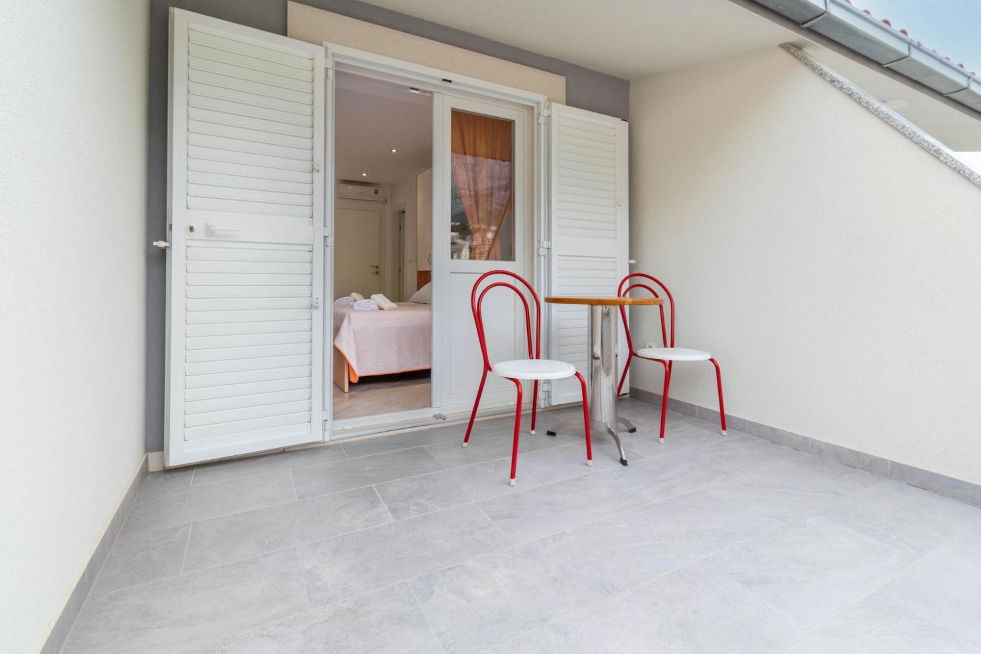 Studio Apartmani Dora Макарська Екстер'єр фото