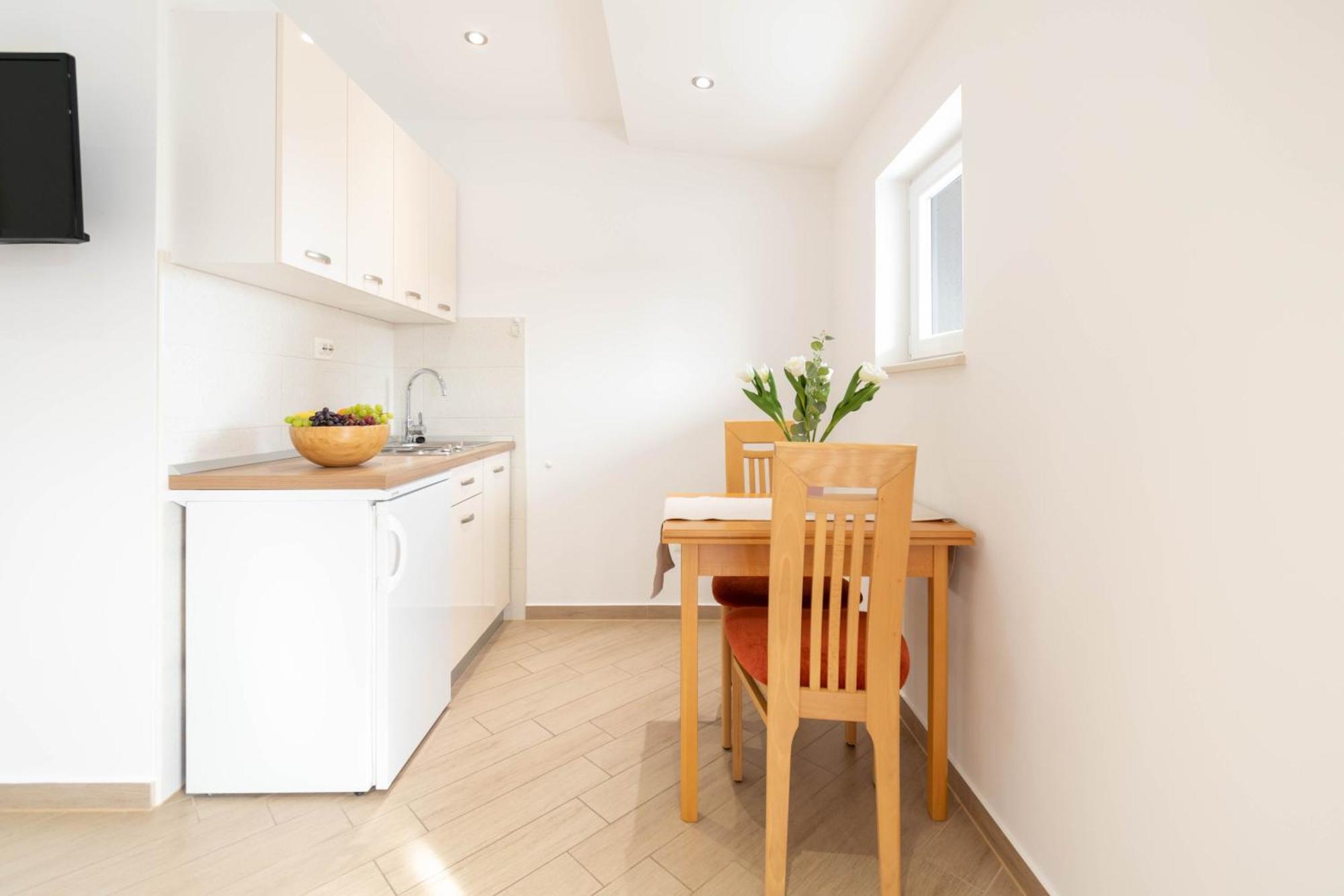 Studio Apartmani Dora Макарська Екстер'єр фото
